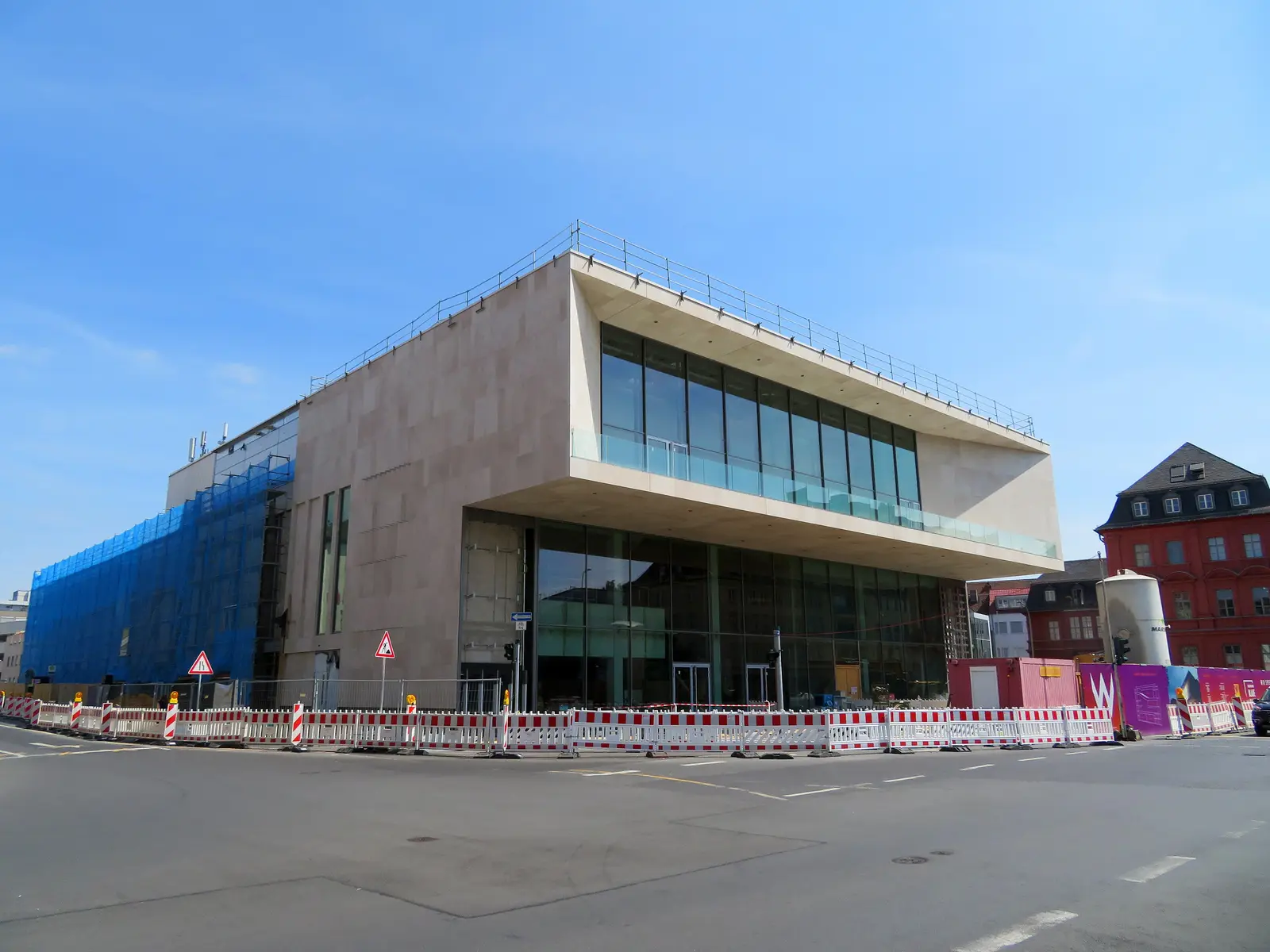 Baustelle am Mainfranken Theater Würzburg im August 2021: der Neubau des Kleinen Hauses, daneben das eingerüstete Bestandsgebäude